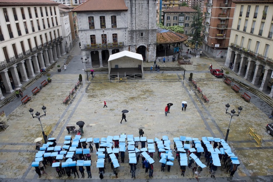 Mosaiko erraldoia egin dute Laudion. (Raul BOGAJO/ARGAZKI PRESS) Mosaiko erraldoia egin dute Laudion. (Raul BOGAJO/ARGAZKI PRESS)
