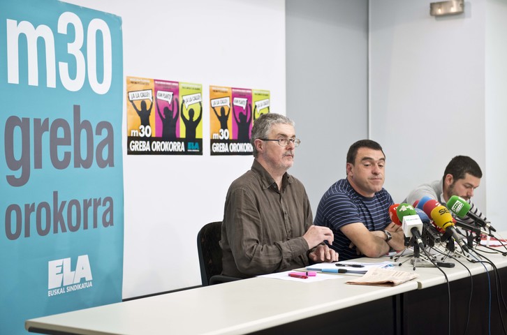 Muñoz en una rueda de prensa de ELA llamando a la huelga del 30 de mayo. (Jon HERNAEZ / ARGAZKI PRESS)