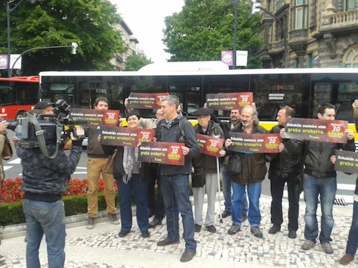 EH Bildu se ha concentrado ante la subdelegación del Gobierno español en Bilbo. (EH BILDU)