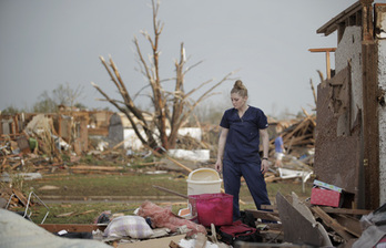 Una mujer observa los restos de su casa, reducida a escombros por el tornado. (Brett DEERING/AFP PHOTO)