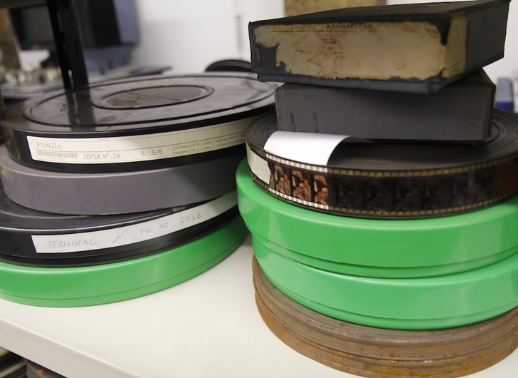 La Filmoteca no deja de recibir rollos de películas Tiene alrededor de 2.000 copias en 35 milímetros. (Gotzon ARANBURU)