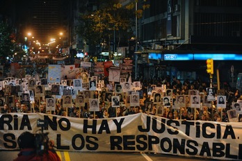 La marcha ha recorrido de noche Montevideo. (Miguel ROJO/AFP)