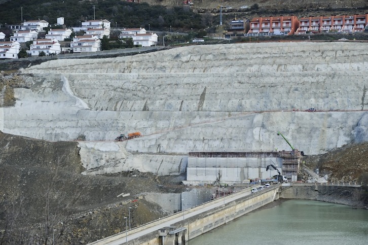 Obras de recrecimiento den la presa de Yesa. (Jagoba MANTEROLA/ARGAZKI PRESS)