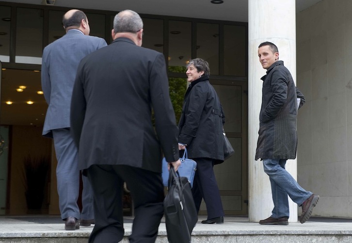 Mintegi y Maeztu saludan a Ortuzar y Egibar a su llegada a Lehendakaritza. (Raul BOGAJO/ARGAZKI PRESS)