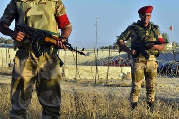 Miembros de las fuerzas egipcias de seguridad, en las inmediaciones del paso fronterizo de Rafah. (Mohamed EL-SHAHED/AFP PHOTO)