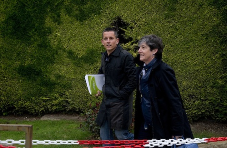 Dani Maeztu y Laura Mintegi llegan a Lehendakaritza. (Raúl BOGAJO/ARGAZKI PRESS)