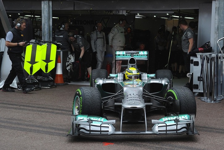 Rosberg sale de la zona de boxes en su monoplaza en el circuito urbano de Mónaco. (Boris HORVAT/AFP)