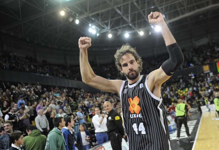 Bilbao Basketeko jokalariak garaipena ospatzen. (ARGAZKI PRESS)