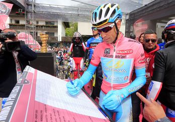 Nibali firma con el maillot rosa. (AFP)