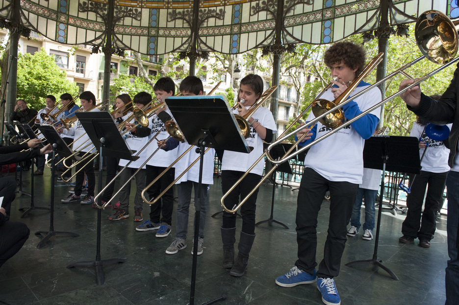 Musika eskolako ikasleak Bulebarrean.