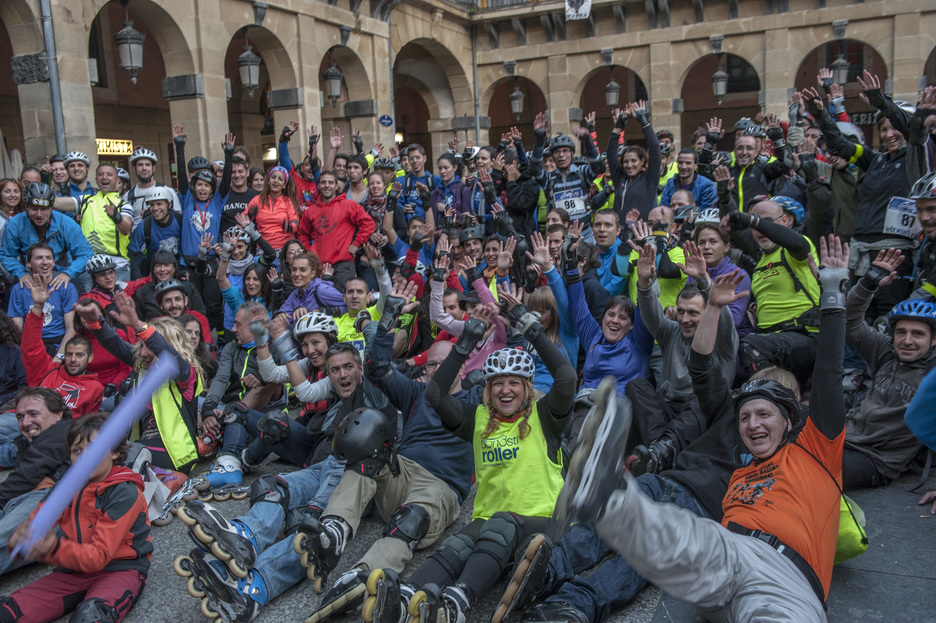 Patinatzaileak Donostiako kaleetan.