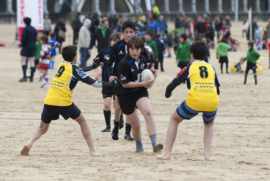 Errugbi partida bat Kontxako hondartzan.