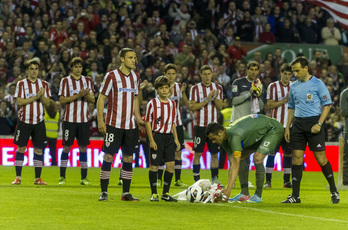 Gurpegi con el jugador más joven de la cantera en el emotivo aplauso de despedida. (Monika DEL VALLE / ARGAZKI PRESS)