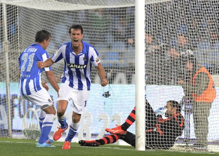Xabi Prieto celebra el tercer gol de la Real. (Jon URBE/ARGAZKI PRESS)