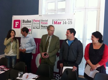 Representantes de Lokarri, Bake Bidea y Andy Carl, al inicio de la comparecencia. (NAIZ.INFO)