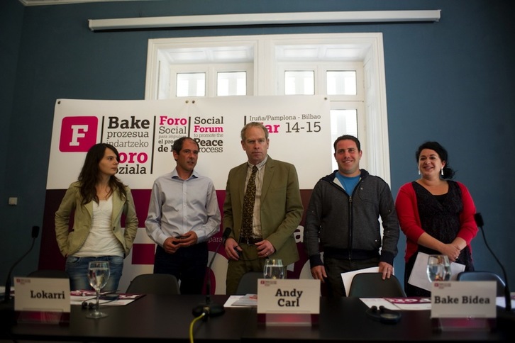 Representantes de Lokarri, Bake Bidea y Andy Carl, durante la presentación de las recomendaciones. (Juan Carlos RUIZ/ARGAZKI PRESS)