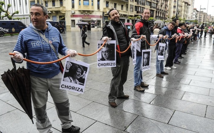 Protesta por lo sucedido en la CAN con una txistorra gigante entre la Avenida Carlos III y la sede del Gobierno foral. (Jagoba MANTEROLA/ARGAZKI PRESS)