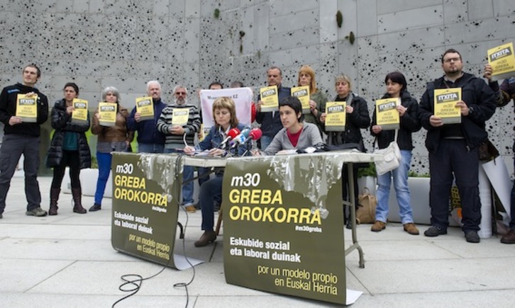 Representantes de los indicatos y organizaciones convocantes, hoy en Donostia. (Idoia ZABALETA/ARGAZKI PRESS)