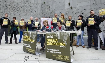 Representantes de los indicatos y organizaciones convocantes, hoy en Donostia. (Idoia ZABALETA/ARGAZKI PRESS)