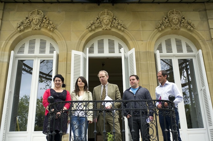 Representantes de Lokarri, Bake Bidea y Andy Carl, durante la presentación de las recomendaciones. (Juan Carlos RUIZ/ARGAZKI PRESS)