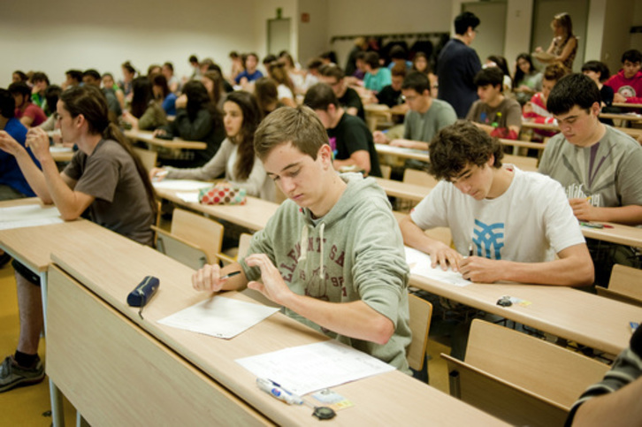 Jóvenes durante la prueba de Selectividad. (Juan Carlos RUIZ/FOKU)