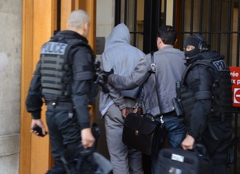 La Policía francesa se lleva detenido al joven acusado de agredir a un militar. (Eric FEFERBERG/AFP)