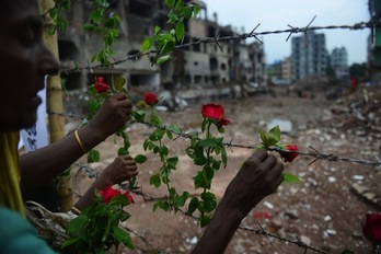 Rosas ante el edificio derrumbado en Dacca, capital de Bangladesh. (Munir Uz ZAMAN/AFP)