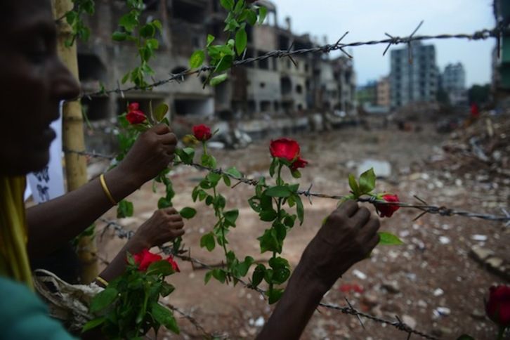 Rosas ante el edificio derrumbado en Bangladesh. (Munir Uz ZAMAN/AFP)