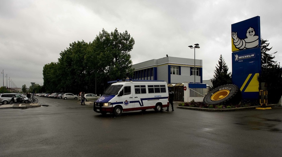 La Ertzaintza vigila la entrada a Michelin de Gasteiz. (Raúl BOGAJO/ARGAZKI PRESS)