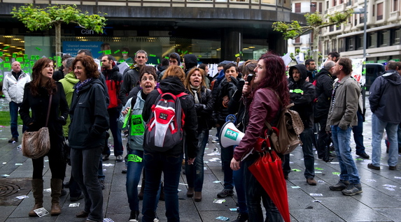 Piquete frente a una oficina de CAN en la capital navarra. (Idoia ZABALETA/ARGAZKI PRESS)