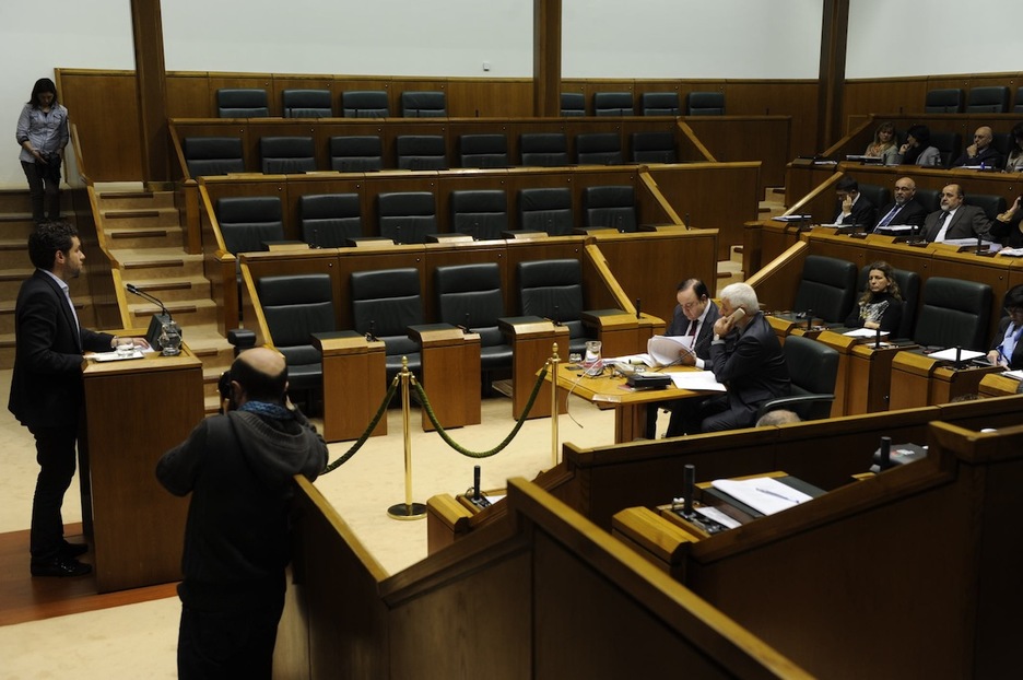 Pleno en el Parlamento de Gasteiz, con la bancada de EH Bildu vacía. (ARGAZKI PRESS)
