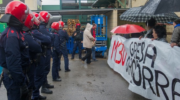 Ertzainas frente a un piquete informativo en el centro comercial Garbera. (Andoni CANELLADA/ARGAZKI PRESS)