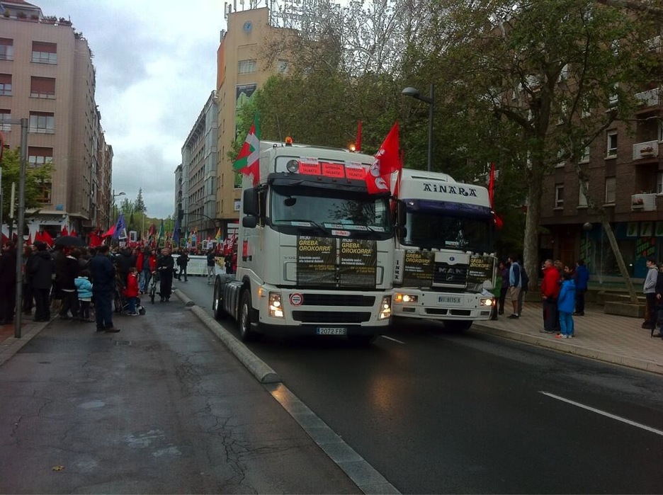 La marcha ha estado encabezada por dos camiones de Hiru. (@gara_iiriondo)