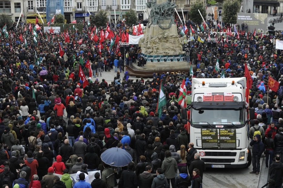 En la plaza de la Virgen Blanca. (ARGAZKI PRESS) En la plaza de la Virgen Blanca. (ARGAZKI PRESS)