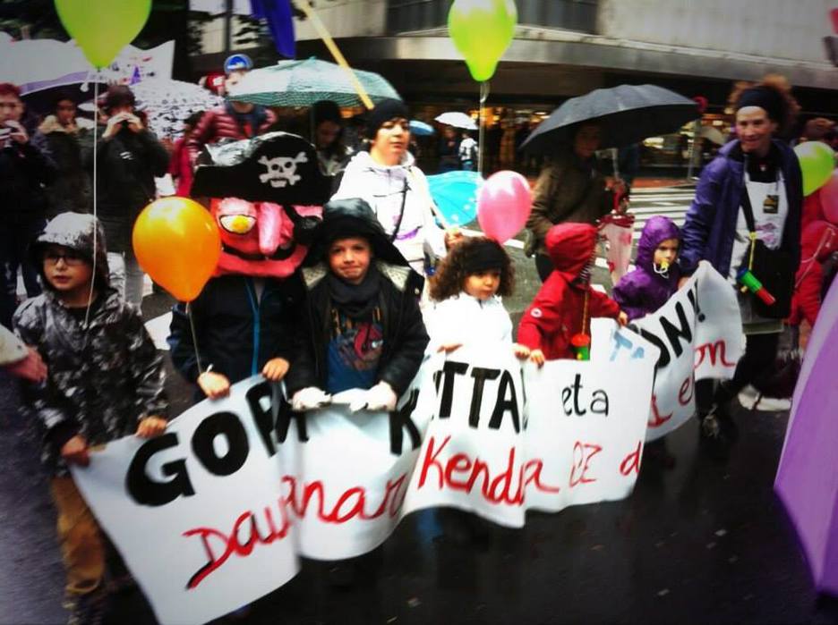 Gazteenek ere bat egin dute greba orokorreko manifestazioarekin. (@erreharria)