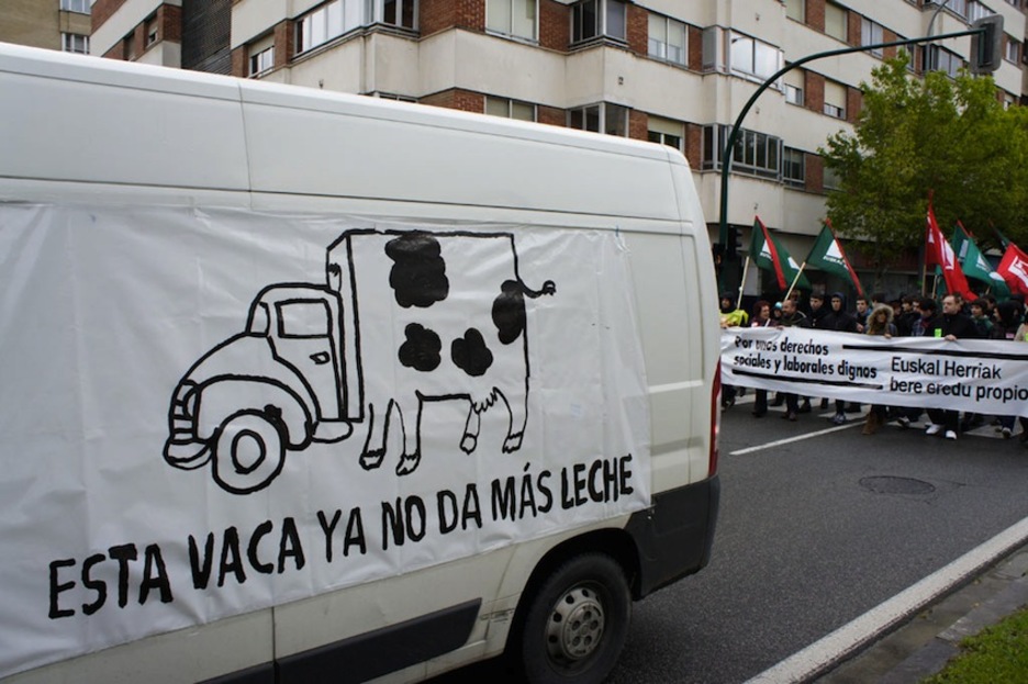 En Barañain, una furgoneta alertaba de que «esta vaca ya no da más leche». (EKINKLIK.ORG)