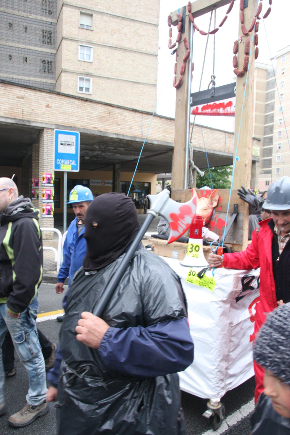 En Sanduzelai han simbolizado la desaparición de los derechos sociales y laborales. (EKINKLIK.ORG) En Sanduzelai han simbolizado la desaparición de los derechos sociales y laborales. (EKINKLIK.ORG)