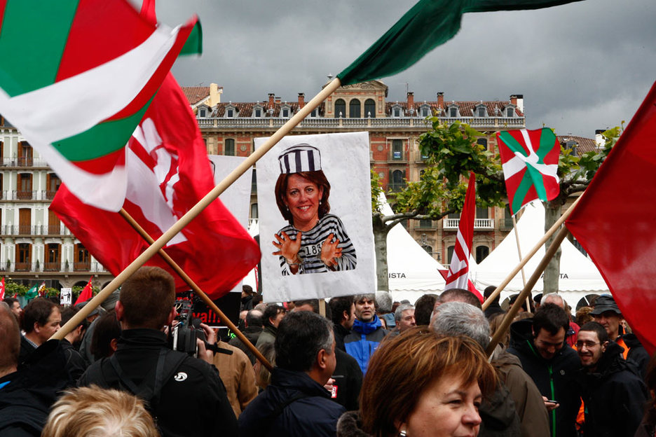 Una imagen de Barcina, disfracada de presa, cuando la marcha ha llegado al centro de Iruñea. (EKINKLIK.ORG) Una imagen de Barcina, disfracada de presa, cuando la marcha ha llegado al centro de Iruñea. (EKINKLIK.ORG)