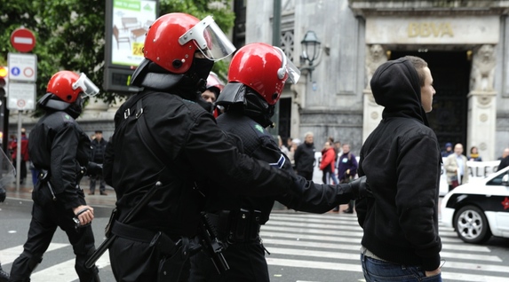La Ertzaintza empuja a un joven en la Gran Vía de Bilbo. (ARGAZKI PRESS)