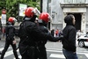 La Ertzaintza empuja a un joven en la Gran Vía de Bilbo. (ARGAZKI PRESS)
