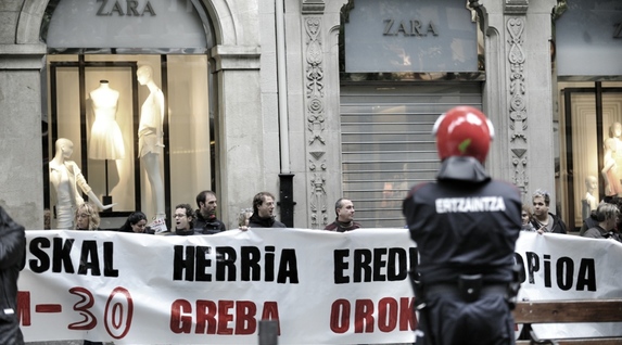 Protesta en la Gran Vía de Bilbo. (ARGAZKI PRESS)