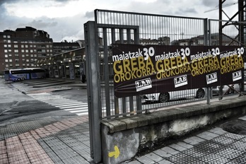 CANeko bulego bat, grebako kartelez beteta. (Idoia ZABALETA/ARGAZKI PRESS)