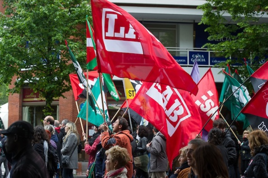 Sindikatuen bandera asko izan da manifestazioan. (Luis JAUREGIALTZO/ARGAZKI PRESS) Sindikatuen bandera asko izan da manifestazioan. (Luis JAUREGIALTZO/ARGAZKI PRESS)