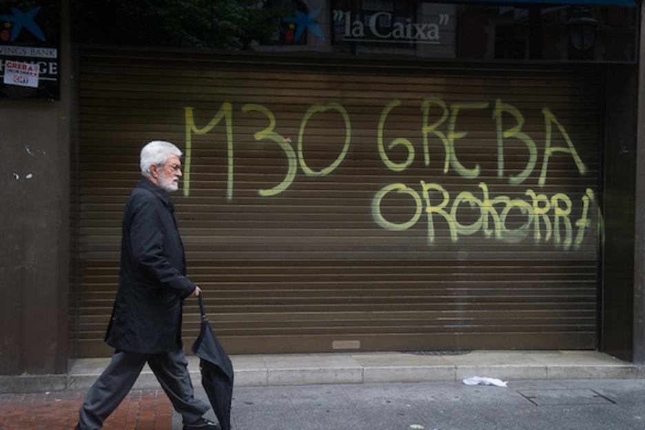 Greba orokorraren margoketa, banketxe batean. (Luis JAUREGIALTZO/ARGAZKI PRESS) Greba orokorraren margoketa, banketxe batean. (Luis JAUREGIALTZO/ARGAZKI PRESS)