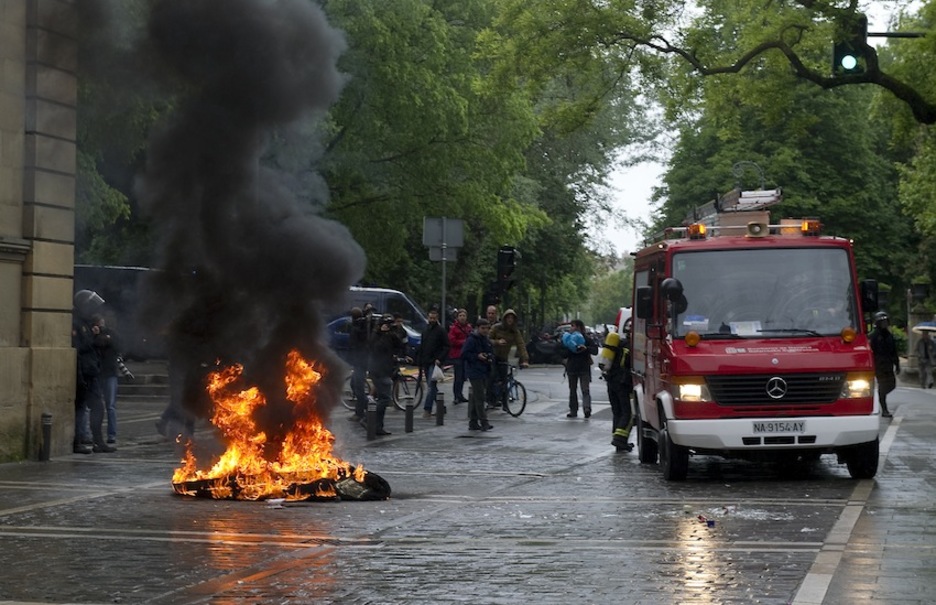Un contenedor en llamas. (Idoia ZABALETA/ARGAZKI PRESS) Un contenedor en llamas. (Idoia ZABALETA/ARGAZKI PRESS)