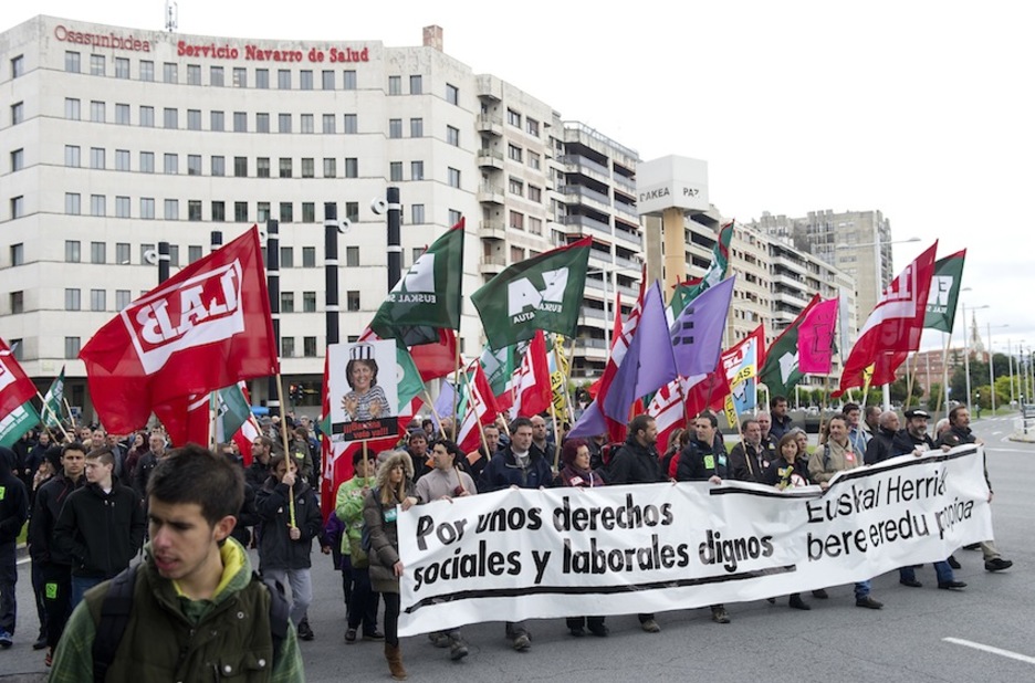 La manifestación a su paso por el complejo hospitalario. (Idoia ZABALETA/ARGAZKI PRESS) La manifestación a su paso por el complejo hospitalario. (Idoia ZABALETA/ARGAZKI PRESS)