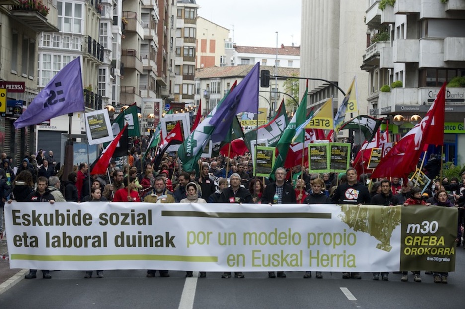 Cabecera de la manifestación de Gasteiz. (Raúl BOGAJO/ARGAZKI PRESS) Cabecera de la manifestación de Gasteiz. (Raúl BOGAJO/ARGAZKI PRESS)