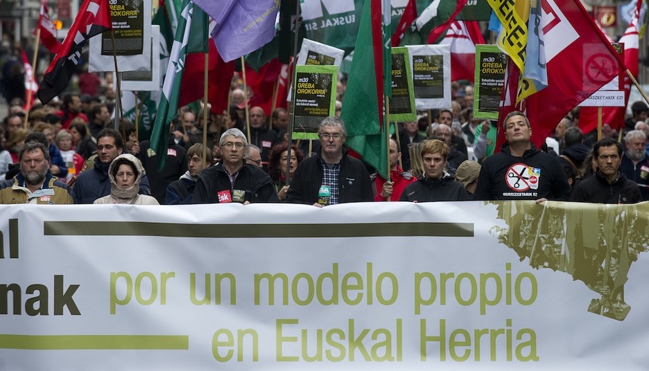 Ainhoa Etxaide y Adolfo Muñoz han participado en la marcha de Gasteiz. (Raúl BOGAJO/ARGAZKI PRESS)
