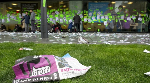 En Iruñea, han empapelado una sucursal de la CAN. (Idoia ZABALETA/ARGAZKI PRESS)