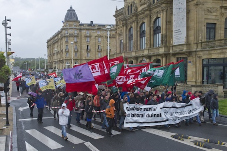 Jendetza ibili da Donostiako kale nagusietan. (Jon URBE/ARGAZKI PRESS)